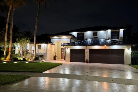 House in Miramar, Florida 7 bedrooms, 368.45 sq.m. № 2181153