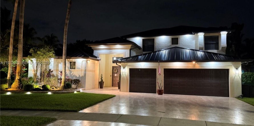 House in Miramar, Florida 7 bedrooms, 368.45 sq.m. № 2181153