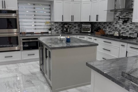 House in Miramar, Florida 7 bedrooms, 368.45 sq.m. № 2181153 - photo 25