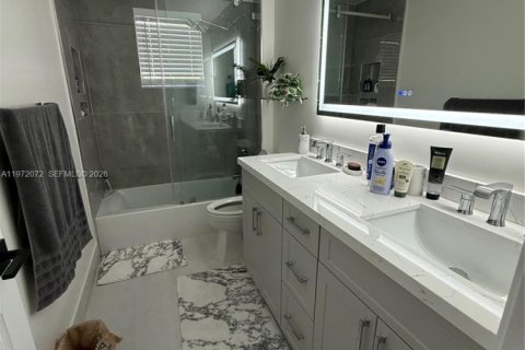 House in Miramar, Florida 7 bedrooms, 368.45 sq.m. № 2181153 - photo 5