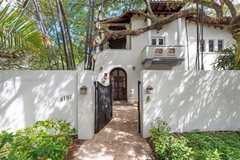 Villa ou maison à vendre à Miami, Floride: 6 chambres, 392.23 m2 № 2153027 - photo 1