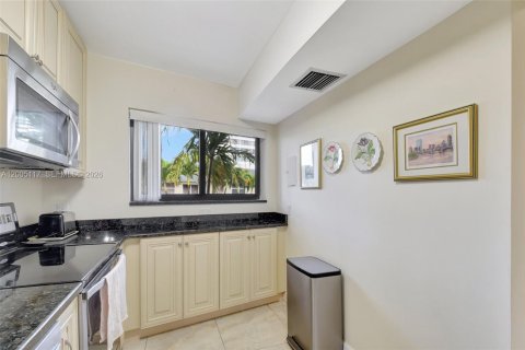 Condo in South Palm Beach, Florida, 2 bedrooms  № 2069103 - photo 9