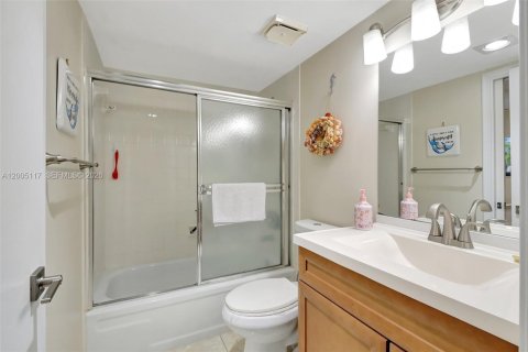 Condo in South Palm Beach, Florida, 2 bedrooms  № 2069103 - photo 17
