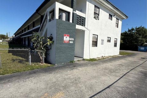 House in Miami, Florida 2 bedrooms, 60.39 sq.m. № 2055638 - photo 2