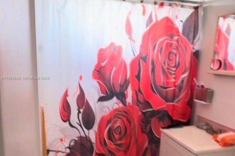 House in Miami, Florida 2 bedrooms, 60.39 sq.m. № 2055638 - photo 10