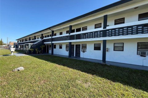 House in Miami, Florida 2 bedrooms, 60.39 sq.m. № 2055638 - photo 3