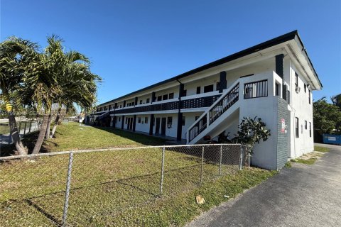 House in Miami, Florida 2 bedrooms, 60.39 sq.m. № 2055638 - photo 1