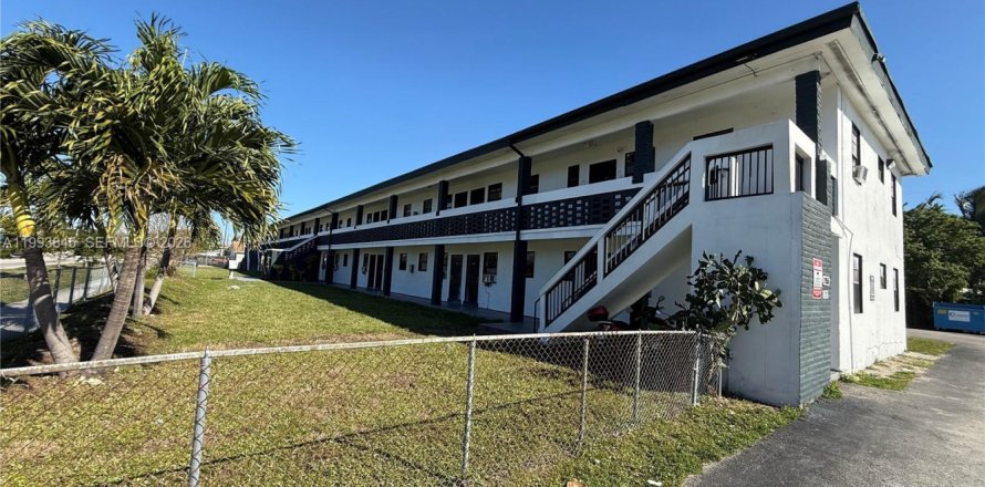 House in Miami, Florida 2 bedrooms, 60.39 sq.m. № 2055638