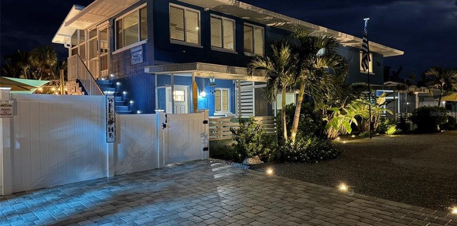 House in Englewood, Florida 3 bedrooms, 301.93 sq.m. № 1903502
