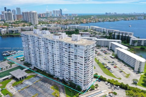 Condo in Aventura, Florida, 3 bedrooms № 2081329 - photo 13