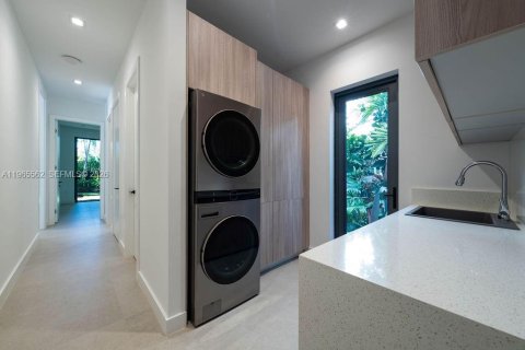 Villa ou maison à vendre à Miami, Floride: 6 chambres, 429.77 m2 № 2027125 - photo 18
