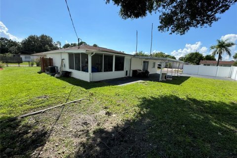 House in Tampa, Florida 4 bedrooms, 134.89 sq.m. № 1679239 - photo 5