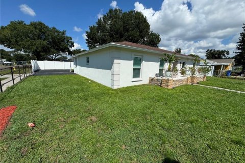 House in Tampa, Florida 4 bedrooms, 134.89 sq.m. № 1679239 - photo 3