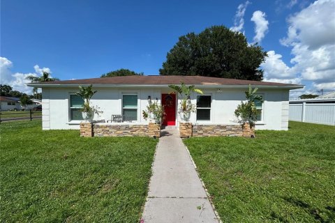 House in Tampa, Florida 4 bedrooms, 134.89 sq.m. № 1679239 - photo 1