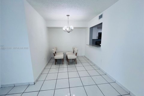 Condominio en alquiler en Miami, Florida, 2 dormitorios, 84.54 m2 № 2171357 - foto 4
