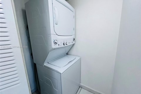 Condominio en alquiler en Miami, Florida, 2 dormitorios, 84.54 m2 № 2171357 - foto 3