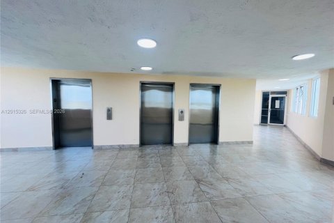 Condominio en alquiler en Miami, Florida, 2 dormitorios, 84.54 m2 № 2171357 - foto 20