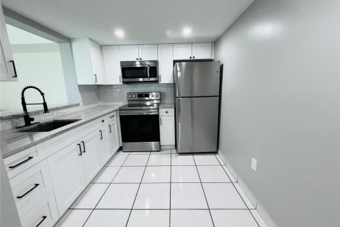 Condominio en alquiler en Miami, Florida, 2 dormitorios, 84.54 m2 № 2171357 - foto 2