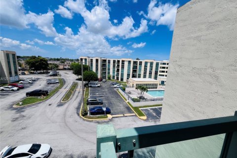 Condominio en alquiler en Miami, Florida, 2 dormitorios, 84.54 m2 № 2171357 - foto 13