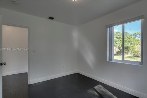 Casa en alquiler en Miami, Florida, 4 dormitorios, 109.16 m2 № 2056713 - foto 13