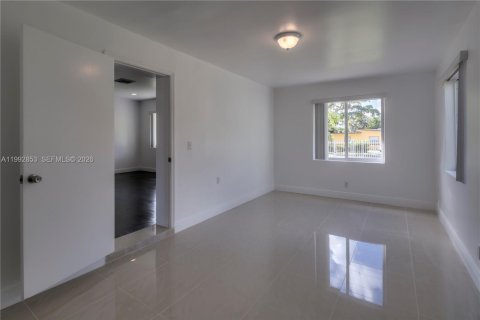 Casa en alquiler en Miami, Florida, 4 dormitorios, 109.16 m2 № 2056713 - foto 10