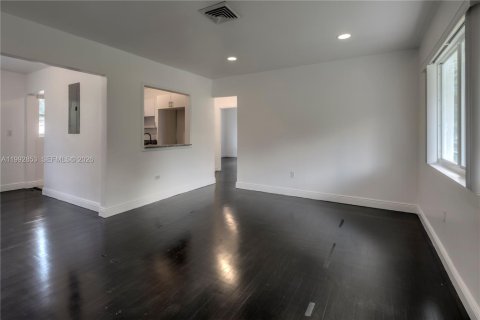 Casa en alquiler en Miami, Florida, 4 dormitorios, 109.16 m2 № 2056713 - foto 7