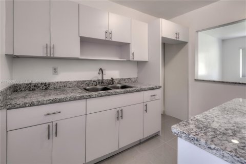 Casa en alquiler en Miami, Florida, 4 dormitorios, 109.16 m2 № 2056713 - foto 8