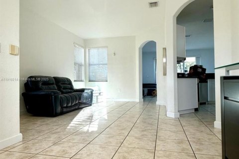 Touwnhouse à louer à Doral, Floride: 4 chambres, 211.54 m2 № 1966430 - photo 4