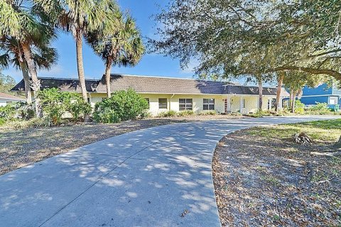 House in Crystal River, Florida 4 bedrooms, 284.28 sq.m. № 1433757 - photo 1