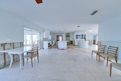 House in Crystal River, Florida 4 bedrooms, 284.28 sq.m. № 1433757 - photo 9