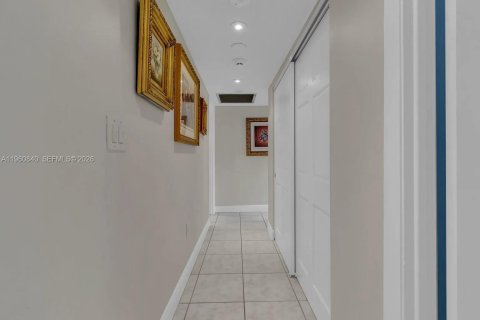Copropriété à vendre à Hallandale Beach, Floride: 3 chambres, 165.37 m2 № 2023627 - photo 12