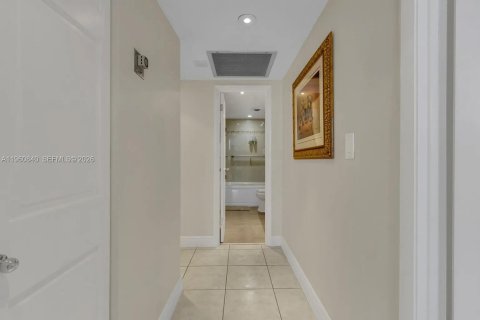 Copropriété à vendre à Hallandale Beach, Floride: 3 chambres, 165.37 m2 № 2023627 - photo 18