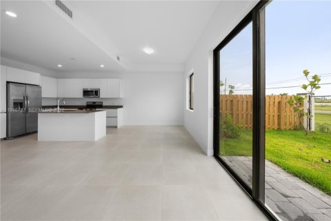 Townhouse in Florida City, Florida 3 bedrooms, 144.74 sq.m. № 2003741 - photo 5