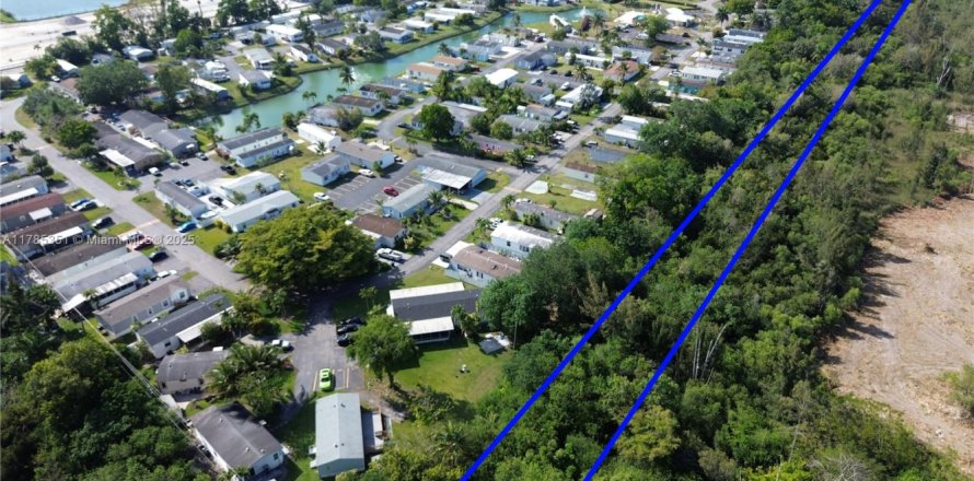 Commercial property in Florida City, Florida № 1862204
