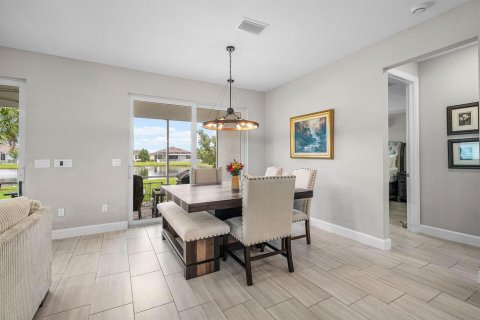 House in Port St. Lucie, Florida 3 bedrooms, 211.45 sq.m. № 2392388 - photo 12