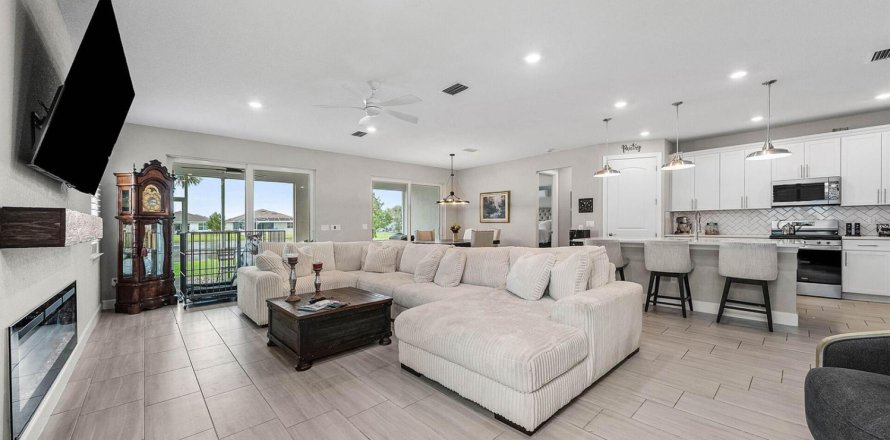 House in Port St. Lucie, Florida 3 bedrooms, 211.45 sq.m. № 2392388