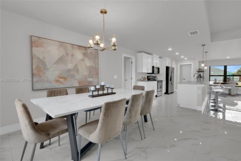 House in Lehigh Acres, Florida 3 bedrooms, 186.92 sq.m. № 2177680 - photo 4