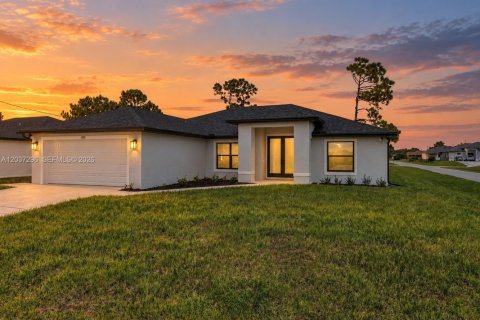 House in Lehigh Acres, Florida 3 bedrooms, 186.92 sq.m. № 2177680