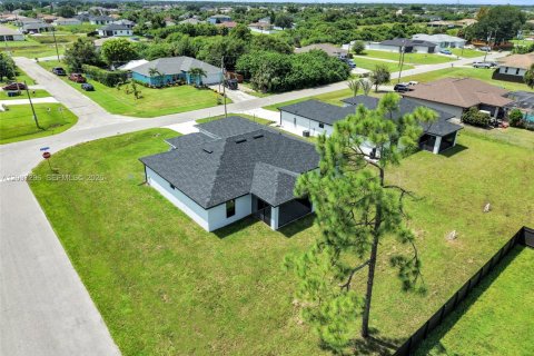 House in Lehigh Acres, Florida 3 bedrooms, 186.92 sq.m. № 2177680 - photo 21