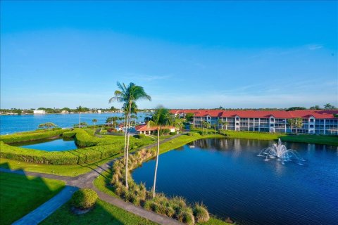 Condominio en Hypoluxo, Florida, 2 dormitorios № 2154743