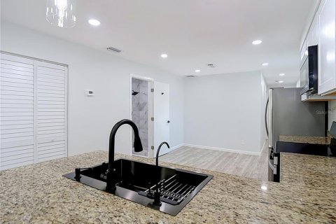 House in Tampa, Florida 2 bedrooms, 77.29 sq.m. № 2199946 - photo 12