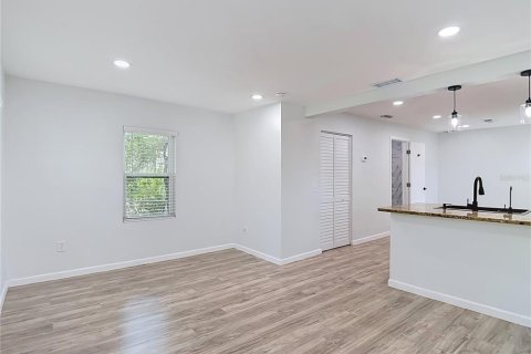 House in Tampa, Florida 2 bedrooms, 77.29 sq.m. № 2199946 - photo 8