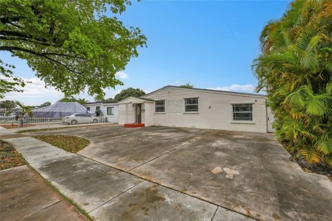 Casa en venta en Hialeah, Florida, 6 dormitorios, 152.17 m2 № 2332340 - foto 24
