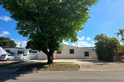Casa en venta en Hialeah, Florida, 6 dormitorios, 152.17 m2 № 2332340 - foto 2