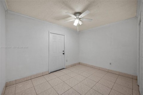 Casa en venta en Hialeah, Florida, 6 dormitorios, 152.17 m2 № 2332340 - foto 11