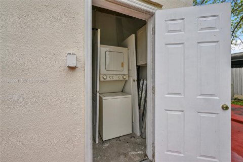 Casa en venta en Hialeah, Florida, 6 dormitorios, 152.17 m2 № 2332340 - foto 20