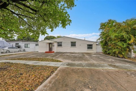 Casa en venta en Hialeah, Florida, 6 dormitorios, 152.17 m2 № 2332340 - foto 25