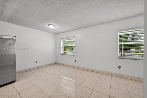 Casa en venta en Hialeah, Florida, 6 dormitorios, 152.17 m2 № 2332340 - foto 4