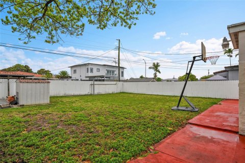 Casa en venta en Hialeah, Florida, 6 dormitorios, 152.17 m2 № 2332340 - foto 22