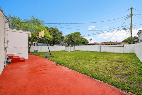 Casa en venta en Hialeah, Florida, 6 dormitorios, 152.17 m2 № 2332340 - foto 15